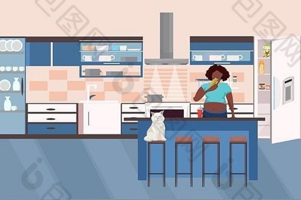 饥饿的非裔美国妇女在开着冰箱附近吃汉堡不健康的生活方式概念超重女孩吃快餐现代厨房内部