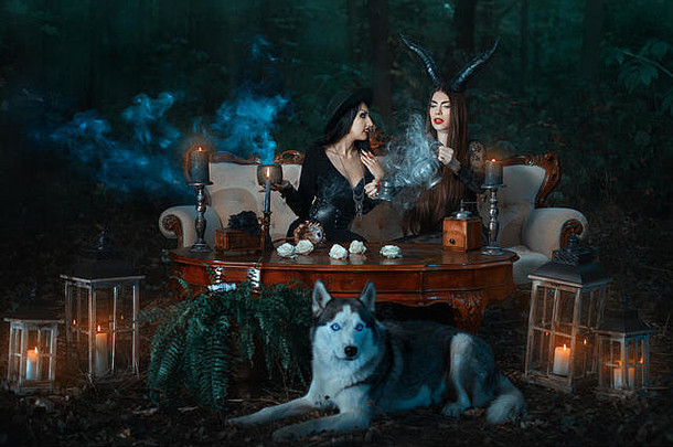 森林里女巫的女孩们煮了一种神奇的药水，狼就躺在附近。