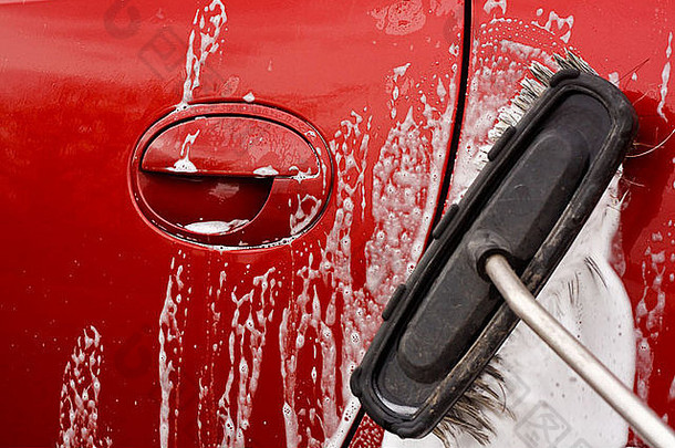 在投币式喷射洗车机上用肥皂刷洗车