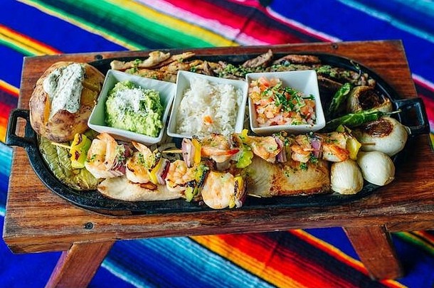 一个盘子里有各种各样的菜。餐厅服务。顶视图。墨西哥菜。