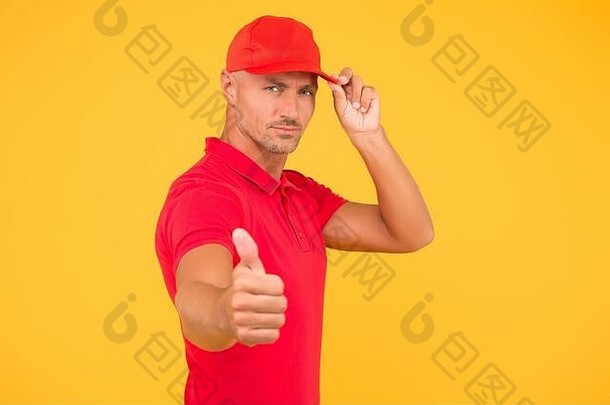 试试最好的<strong>产品</strong>。戴帽子的严肃的家伙竖起黄色背景的大拇指。批准和推广。推销<strong>产品</strong>或服务。促销。推广和广告。推广和营销。