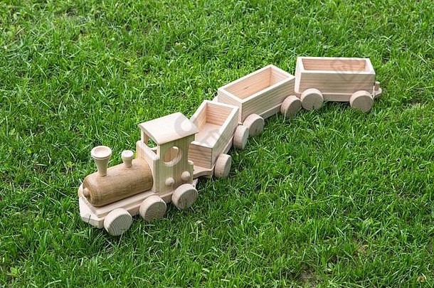 <strong>儿童</strong>木制玩具。孩子们坐着马车的木制火车。天然木结构<strong>套装</strong>。教育设备。带var的<strong>儿童</strong>木制机车