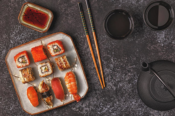 寿司套装：盘子上的寿司和寿司卷，俯视图。
