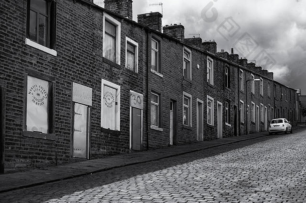 罗勒街colne兰开夏郡英格兰陡峭的鹅卵石街梯田工厂工人的房子黑色的白色版本