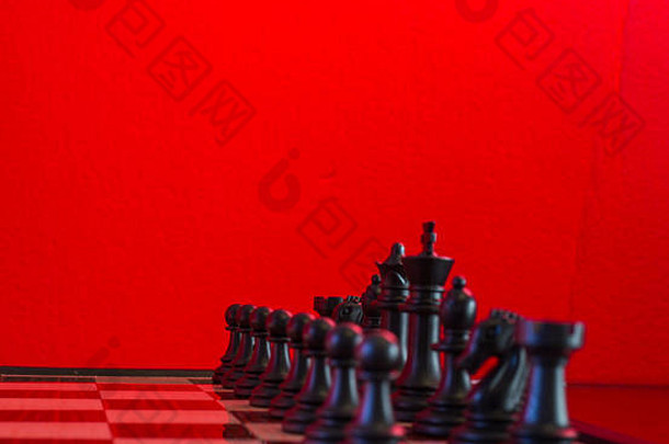看到黑色象棋的表面和切割与红色背景。