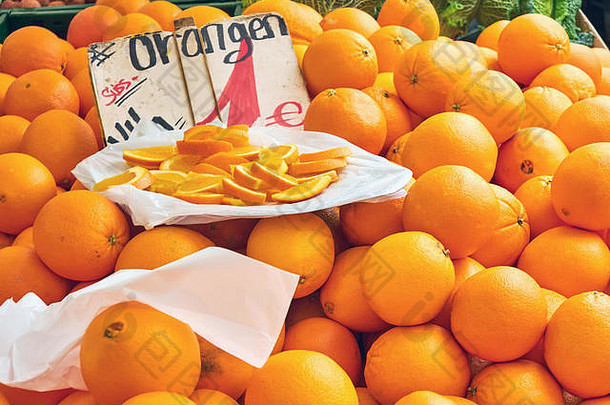 在市场上出售的橙子，盘子上有一些切片