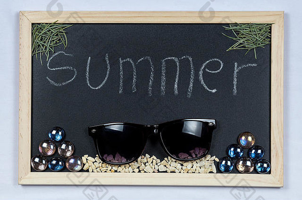 空间黑板背景纹理，木质框架，文字为Summer。黑板上贴墙纸的地方。横向景观风格。