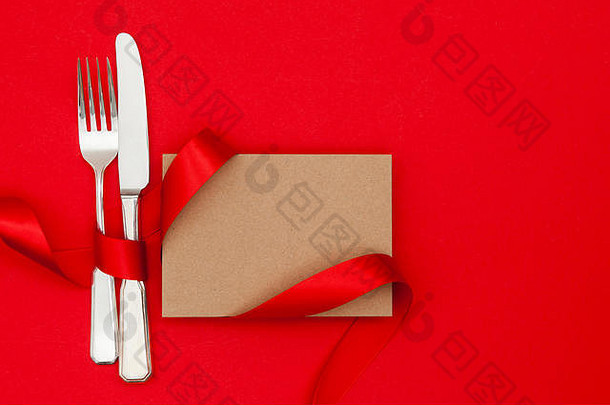 情人节套餐。带空白棕色纸卡的刀叉