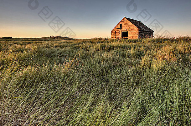 加拿大萨斯喀彻温省废弃农舍日落和草原景观