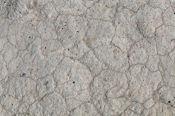 从上面看，干燥的土壤表面有裂缝。气候变化和全球变暖的环境标志背景