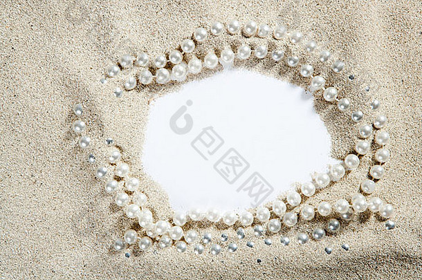 海滩白色沙子框架珍珠项链空白纸复制空间