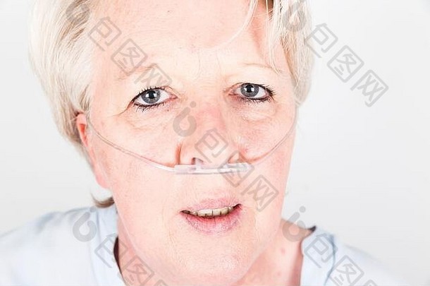 成熟的高加索人欧洲女人金发碧眼的头发焦虑行为穿oxygene管鼻子呼吸受感染的冠状病毒浸