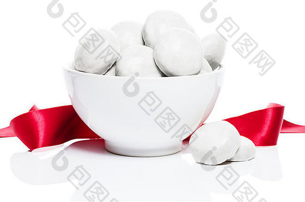 白色姜饼姜饼饼干糖糖衣白色碗红色的丝带白色背景