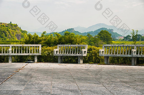 福建武夷山中国风景名胜区入口处的石凳。
