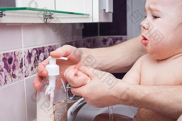 孩子在水槽里洗手。从水龙头喷出的水。用水消毒双手。<strong>病毒防护</strong>。洗手、卫生的概念。<strong>冠状病毒</strong>c