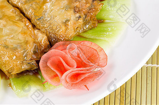 中国包装肉类和蔬菜的特写镜头，注重萝卜装饰，以天然竹垫为背景