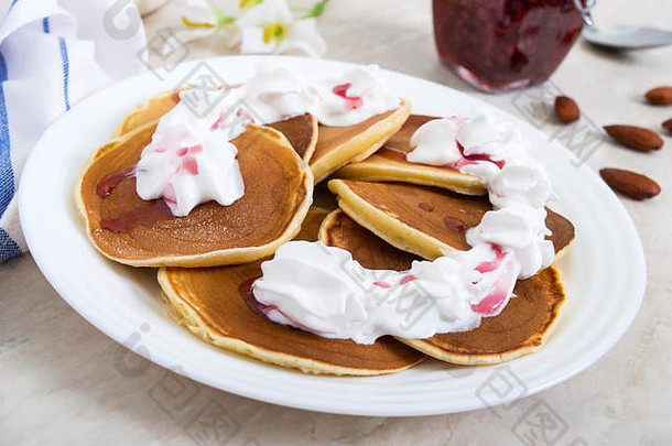 美味的煎饼树莓小时生奶油白色板厨房表格经典美国自制的早餐