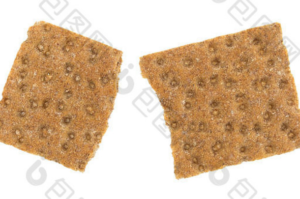 白色背景上分离的破碎酸面团全麦脆面包饼干的俯视图。