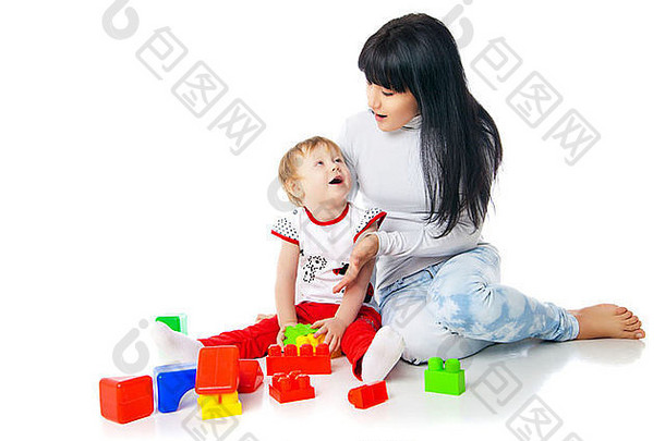 妈妈和宝宝玩积木玩具