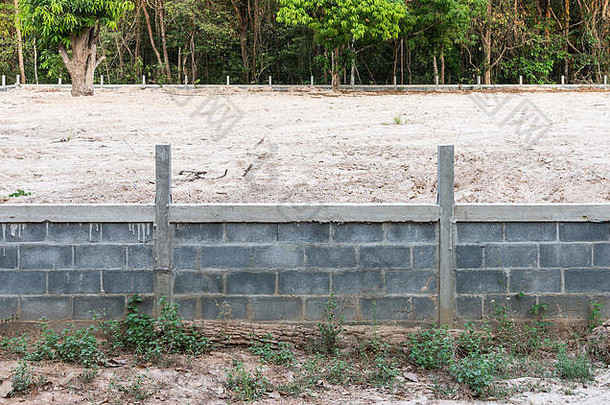 在森林边界附近用砂土填海的混凝土墙。