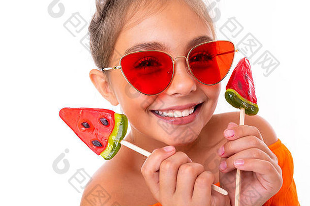 一个白人女孩的画像，在白色背景上，她带着两个西瓜棒棒糖微笑