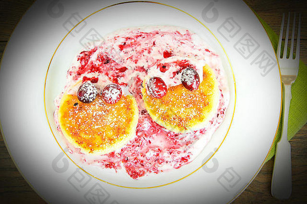 美味健康的食物：美味的小红莓芝士蛋糕。