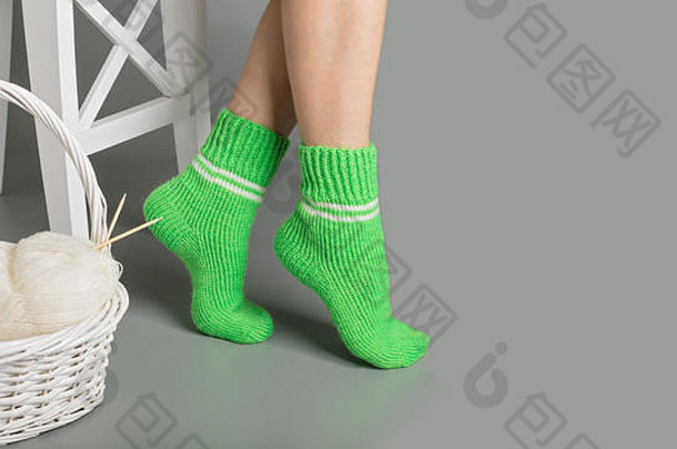 女腿绿色针织袜子篮子纱针织