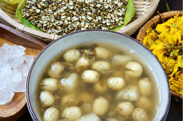 越南食品，甜<strong>莲子粥</strong>，配料：莲豆，绿豆，菱角和糖果。越南甜点