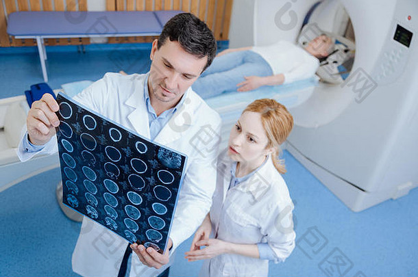 认真的专业医生在看CT脑部扫描