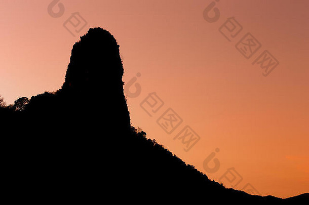 日落时的山脉剪影，罗布里，泰国