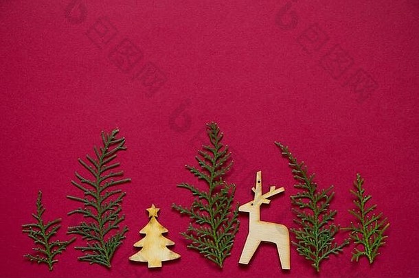 树线形状，由树的树枝和圣诞树和鹿的木像组成。最小冬季创意桌平铺