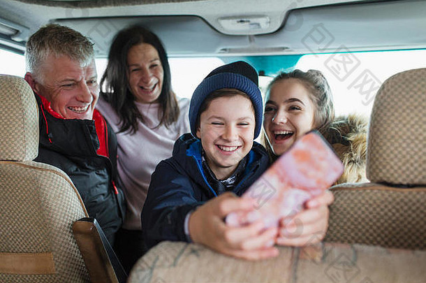 智能手机在汽车家庭中的快乐家庭