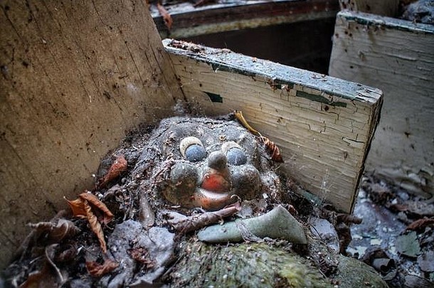 1986年切尔诺贝利核电站所在地，乌克兰普里皮亚特一座废弃建筑中的令人毛骨悚然的玩偶。