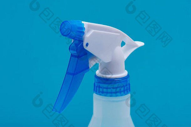 清晰的塑料喷雾瓶使回收材料蓝色的处理孤立的蓝色的背景