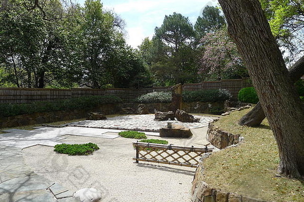位于沃思堡植物园的铃木日本岩石园