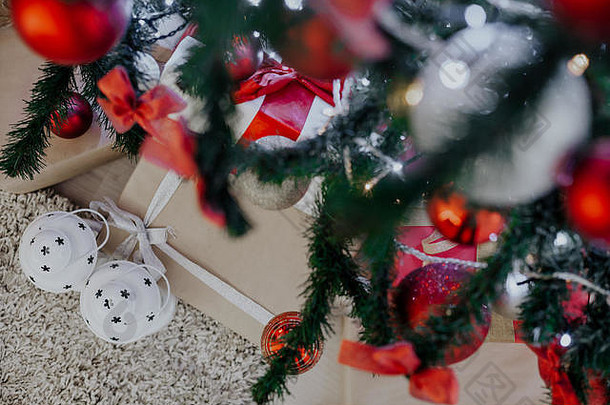 圣诞装饰白色房间新年树礼物