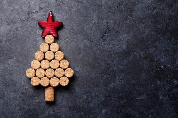 葡萄酒软木塞形状的<strong>圣诞</strong>树在石桌上。具有文本空间的俯视图