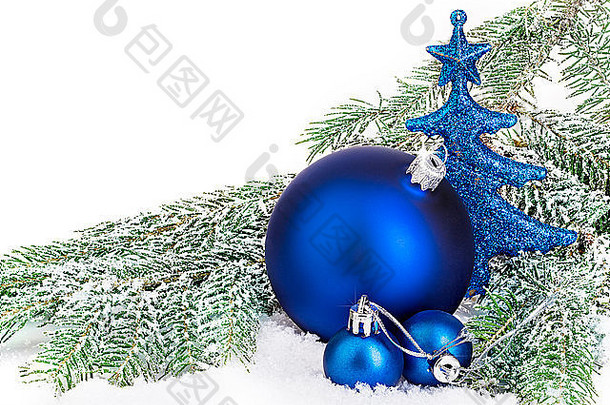 美丽的蓝色的圣诞节球冷淡的冷杉树圣诞节点缀