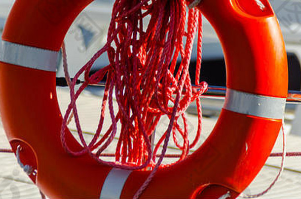 橙色救生圈一边船至关重要的工具拯救生命的海安全