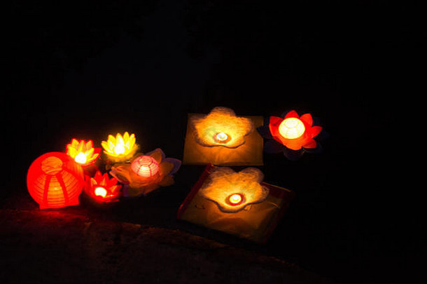 蜡烛灯笼浮动河色彩斑斓的反射晚上