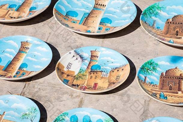 乌兹别克斯坦布哈拉市街头市场上的盘子和罐子。传统纪念品。