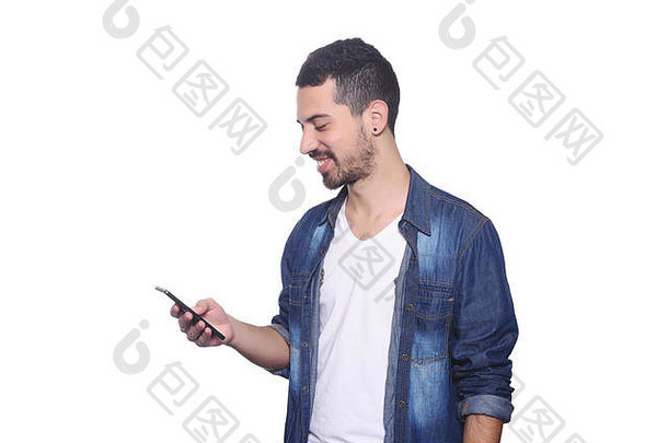 一个年轻的拉丁男子在智能手机上打字的特写镜头。孤立的白色背景。