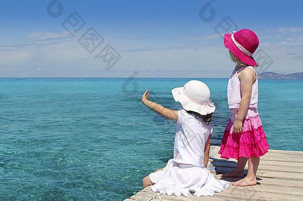 两个女孩旅游绿松石海回来告别船手势Formentera