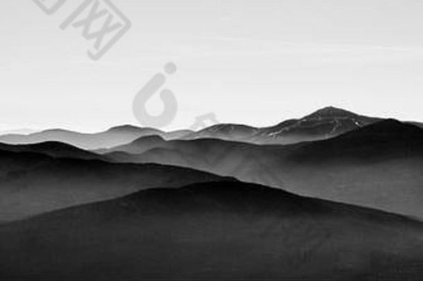 萨顿的山景，黑白相间，背景为薄雾