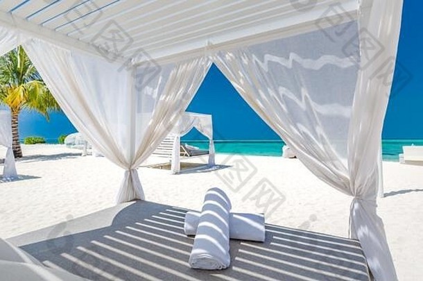 VIP海滩海景上舒适的休息室顶棚。为<strong>暑期旅游</strong>目的地概念设计。异国情调的天堂岛海滩景色