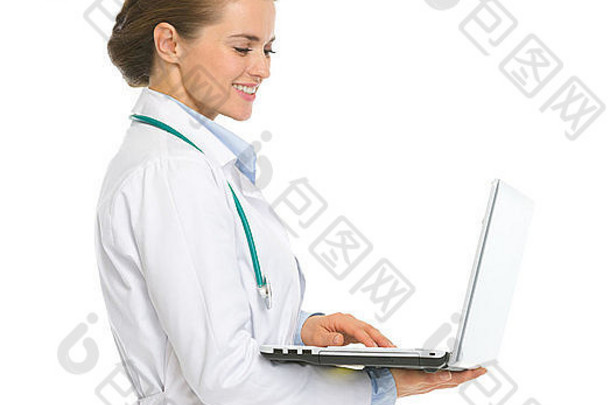 微笑的女医生在笔记本电脑上工作