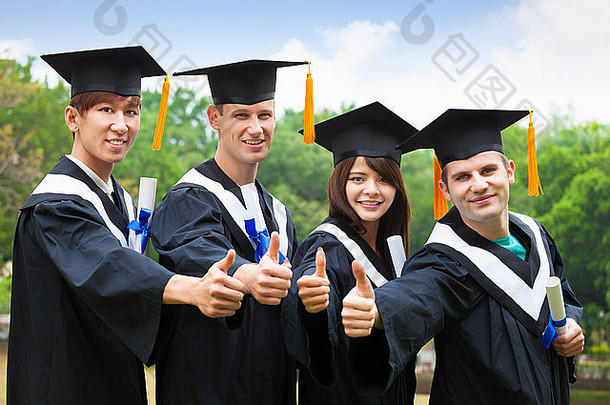 穿着毕业礼服、竖起大拇指展示毕业证书的快乐学生
