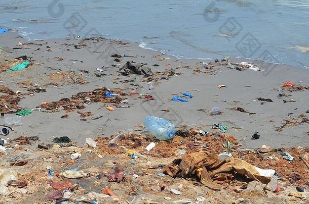 塞内加尔小科特姆巴林海滩上的塑料和其他垃圾