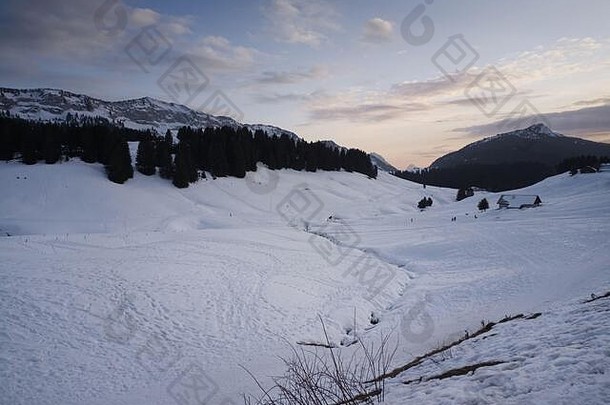 日落时法国雪地下的格里尔高原景观