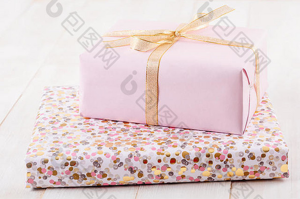 木质板上的粉红色礼品盒